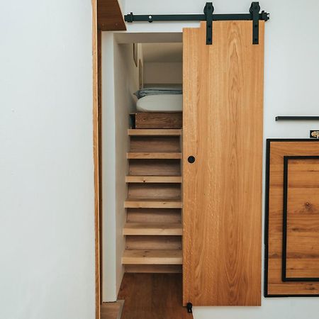 Modernes Tinyhouse Trailer Cabins Am Waldrand - Mit Seezugang Эгинг Экстерьер фото
