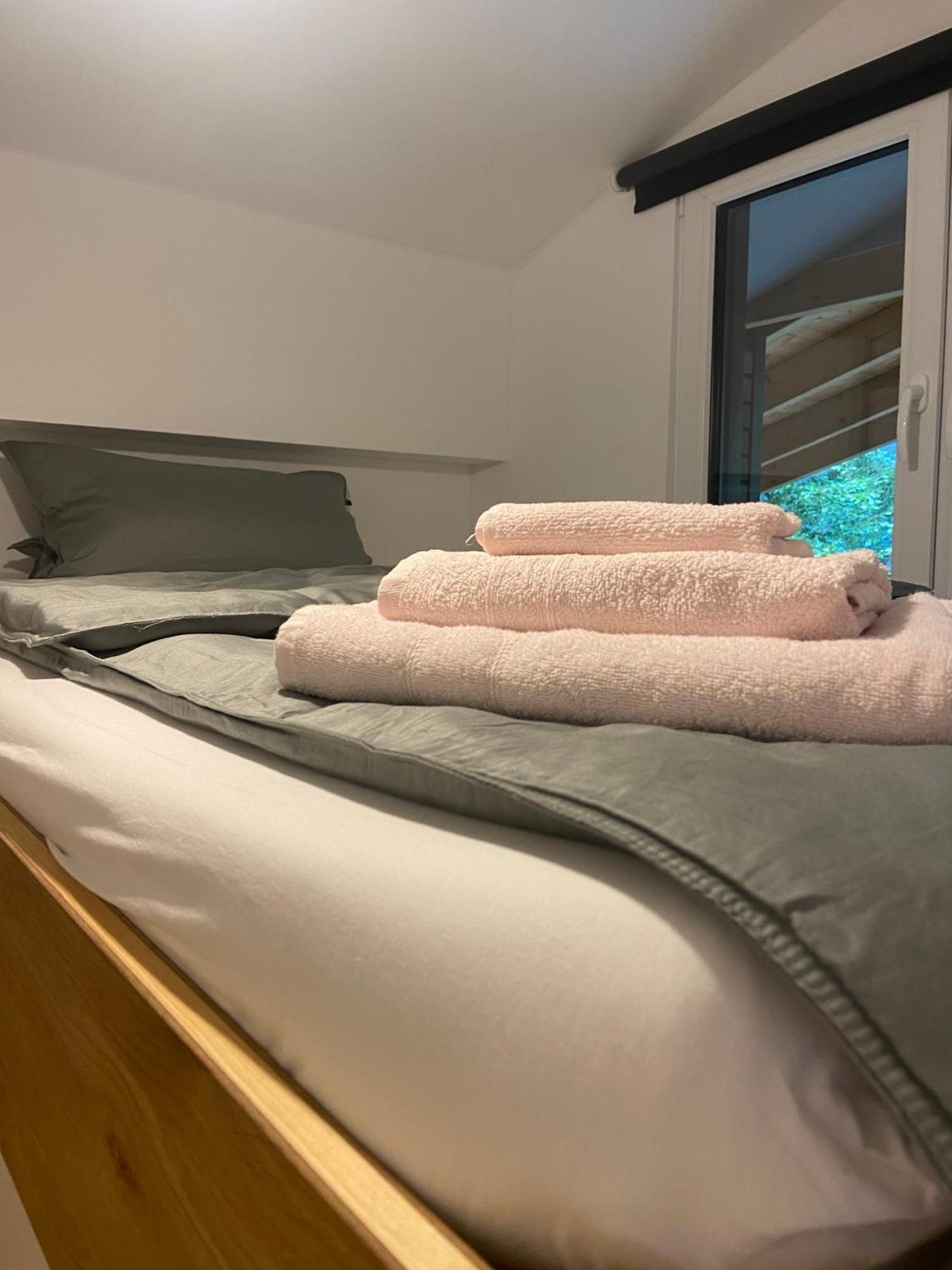 Modernes Tinyhouse Trailer Cabins Am Waldrand - Mit Seezugang Эгинг Экстерьер фото