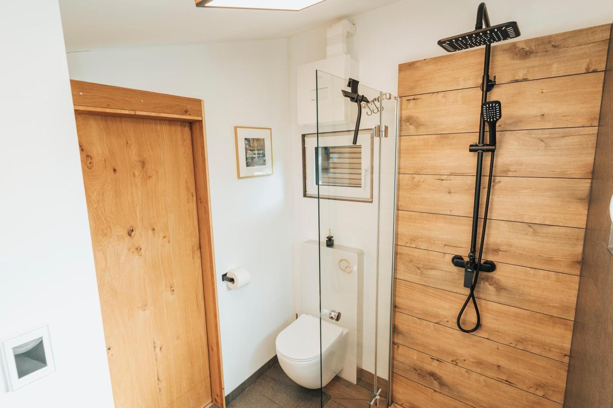 Modernes Tinyhouse Trailer Cabins Am Waldrand - Mit Seezugang Эгинг Экстерьер фото