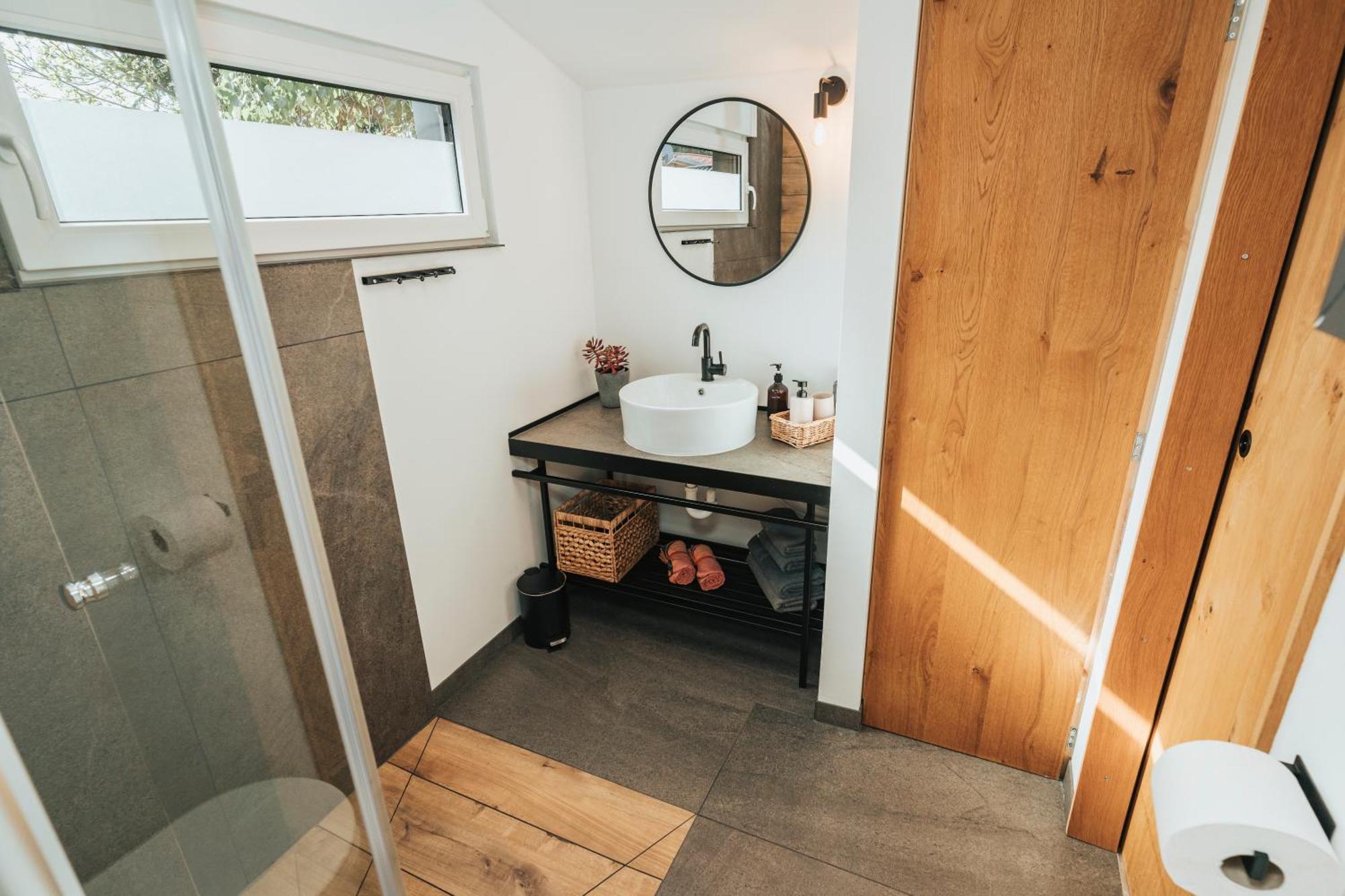 Modernes Tinyhouse Trailer Cabins Am Waldrand - Mit Seezugang Эгинг Экстерьер фото